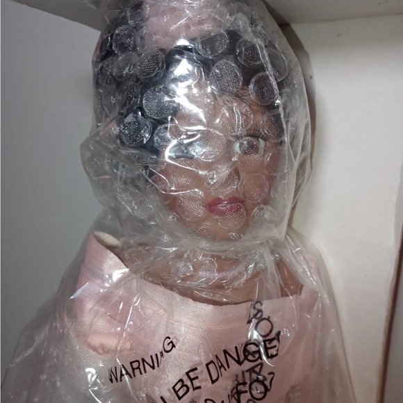 Collectible porcelain doll - Picture 3 of 11